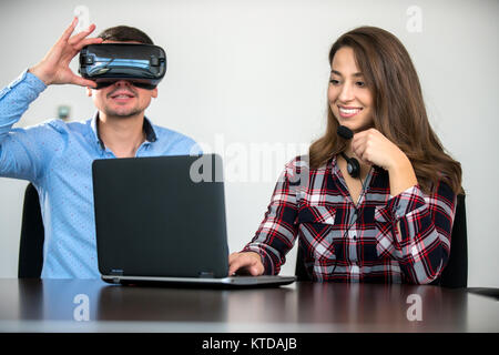 Paar Spaß versuchen, VR-Headset beim Start treffen, Konzept, Teamwork, Spaß Stockfoto