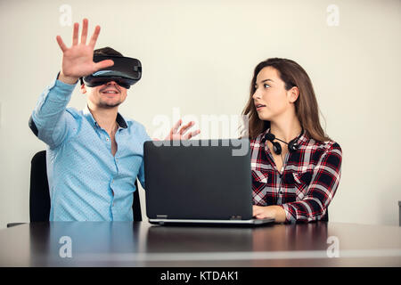 Paar Spaß versuchen, VR-Headset beim Start treffen, Konzept, Teamwork, Spaß Stockfoto