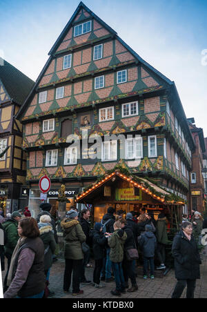 16. Jahrhundert dekoriert Fachwerkhaus und Weihnachtsmarkt in Celle, Deutschland Stockfoto