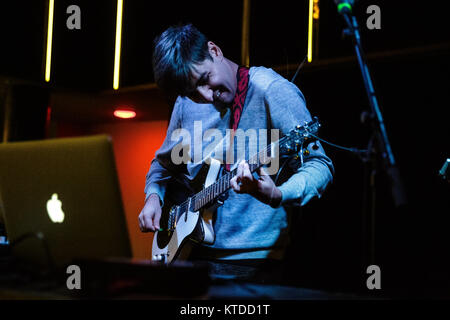 Der amerikanische Elektronik-Musiker und Sänger Skylar Spence führt ein live-Konzert am Ideal Bar in Kopenhagen. Dänemark, 12/10 2016. Stockfoto