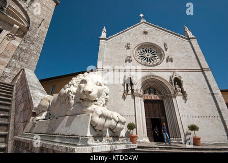 Lion Marmorstatue des Rathaus und San Benedetto Kirche in Norcia (vor dem Erdbeben 2016), Umbrien, Italien Stockfoto