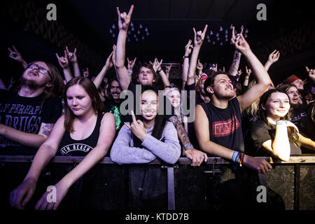 Glam Rock Fans sind in ein fantastisches Konzert mit der Amerikanischen glam und Comedy Rock Band Steel Panther wer führt live bei VEGA in Kopenhagen. Dänemark, 20/09 2016. Stockfoto