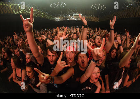 Glam Rock Fans sind in ein fantastisches Konzert mit der Amerikanischen glam und Comedy Rock Band Steel Panther wer führt live bei VEGA in Kopenhagen. Dänemark, 20/09 2016. Stockfoto