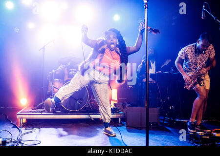 Dänemark, Kopenhagen - Dezember 5, 2017. Die amerikanische funk und soul Gruppe Tank und Bangas führt ein Live Konzert bei VEGA in Kopenhagen. Hier Sänger Tarriona Ball ist live auf der Bühne gesehen. (Foto: Gonzales Foto - Peter Troest). Stockfoto