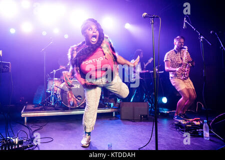 Dänemark, Kopenhagen - Dezember 5, 2017. Die amerikanische funk und soul Gruppe Tank und Bangas führt ein Live Konzert bei VEGA in Kopenhagen. Hier Sänger Tarriona Ball ist live auf der Bühne gesehen. (Foto: Gonzales Foto - Peter Troest). Stockfoto