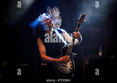 Dänemark, Kopenhagen - August 6, 2017. Die amerikanische Thrash Metal Band Testament führt ein Live Konzert in den Amager Bio in Kopenhagen. Hier Gitarrist Alex Skolnick wird gesehen, live auf der Bühne. Stockfoto