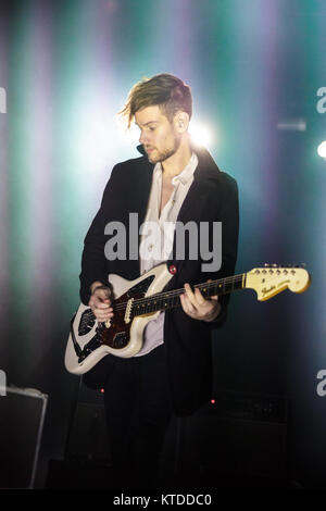 Die englische Indie Rock und Synthiepop Band aus dem Jahr 1975 führt ein Live Konzert bei VEGA in Kopenhagen. Hier Gitarrist Adam Hann wird gesehen, live auf der Bühne. Dänemark, 15/10 2014. Stockfoto