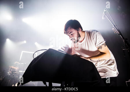 Die englische Indie Rock und Synthiepop Band aus dem Jahr 1975 führt ein Live Konzert bei VEGA in Kopenhagen. Hier Musiker Ross MacDonald ist live auf der Bühne gesehen. Dänemark, 15/10 2014. Stockfoto