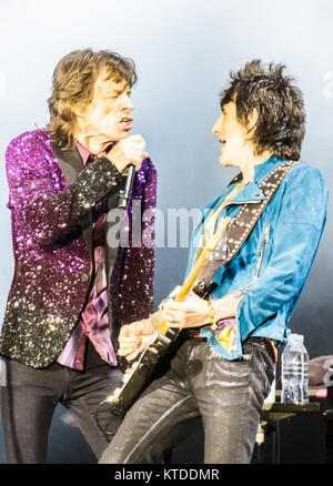 Die Rolling Stones, Die legendäre englische Band führt ein Live Konzert in Orange Stadium während Roskilde Festival 2014. Hier Sänger und Songwriter Mick Jagger ist live auf der Bühne mit dem Gitarristen Ronnie Wood gesehen. Dänemark, 03.07.2014. Stockfoto
