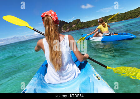 Zwei Damen, Kajakfahren oder kanoeing auf Phi-Phi Don Lagune. Der Provinz Krabi, Thailand. Stockfoto