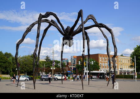 Maman, Bronze, Edelstahl und Marmor Riesenspinne Skulptur des Künstlers Louise Bourgeois in der National Art Gallery Ottawa, Ontario, Kanada Stockfoto