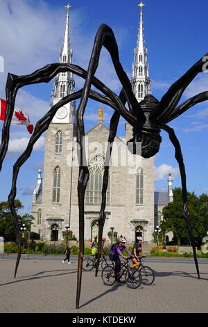 Maman, Bronze, Edelstahl und Marmor Riesenspinne Skulptur des Künstlers Louise Bourgeois in der National Art Gallery Ottawa, Ontario, Kanada Stockfoto