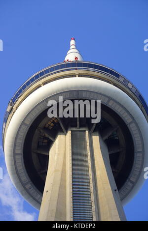 Touristische um den Umfang des Daches an der CN Tower, die EdgeWalk, Toronto, Ontario, Kanada Stockfoto