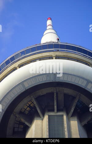 Touristische um den Umfang des Daches an der CN Tower, die EdgeWalk, Toronto, Ontario, Kanada Stockfoto