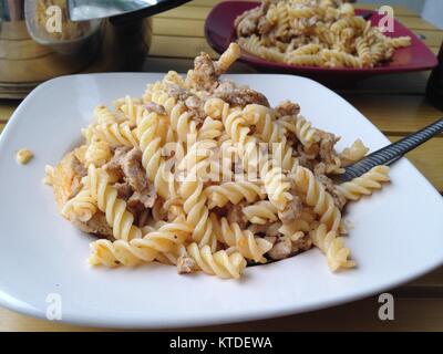 Gyros Fusilli auf Platte Stockfoto