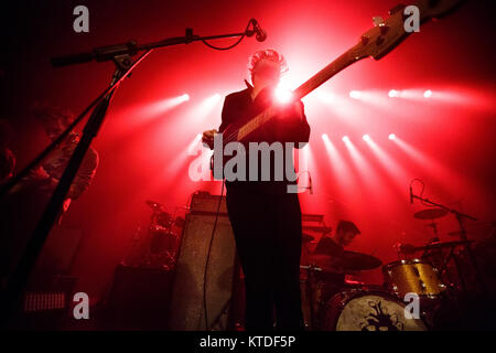 Die Schwedische indie pop band Urban Kegel führt ein Live Konzert bei VEGA in Kopenhagen. Hier Bassist und Sänger Emil Gustafsson ist sene live auf der Bühne. Dänemark, 14/03 2015. Stockfoto