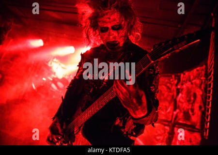 Die schwedische Black Metal Band Watain führt ein Live Konzert bei VEGA in Kopenhagen. Hier Gitarrist Pelle Forsberg wird gesehen, live auf der Bühne. Dänemark, 25.01.2014. Stockfoto