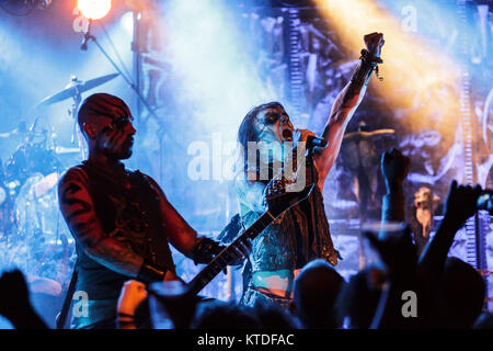 Die schwedische Black Metal Band Watain führt ein Live Konzert bei VEGA in Kopenhagen. Hier Sänger Erik Danielsson wird gesehen, live auf der Bühne mit Gitarrist Set Teitan. Dänemark, 25.01.2014. Stockfoto