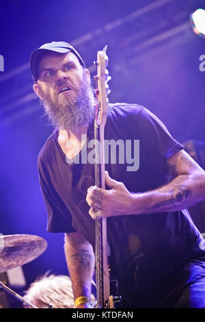 Die amerikanische Stoner Metal Band Weedeater führt ein Live Konzert bei den Danish Music festival Roskilde Festival 2012. Hier Sänger und Bassist Dave Collins aka Dixie ist live auf der Bühne gesehen. Dänemark, 06.07.2012. Stockfoto