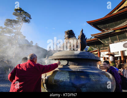 Nagano, Japan - Dec 29, 2015. Menschen bei Zenkoji Tempel in Nagano, Japan zu beten. Zenko-ji ist eine der wichtigsten und beliebtesten Tempel in Japan. Stockfoto