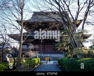 Nagano, Japan - Dec 29, 2015. Die Leute gehen mit Zenkoji Tempel in Nagano, Japan. Zenko-ji wurde gegründet, bevor der Buddhismus in Japan, in mehrere dif Split Stockfoto