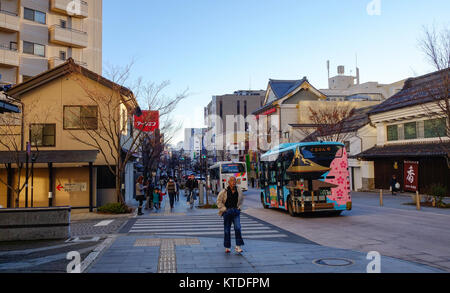 Nagano, Japan - Dec 29, 2015. Menschen zu Fuß in der Altstadt in Nagano, Japan. Nagano entwickelt als Tempel der Stadt um Zenkoji, einer von Japans beliebtesten t Stockfoto