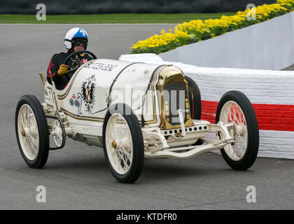 1909 Benz 200 PS' Blitzen Benz' mit Fahrer Hermann Layher während der SF. Edge Trophy am Goodwood 75 Mitglieder treffen, Stockfoto