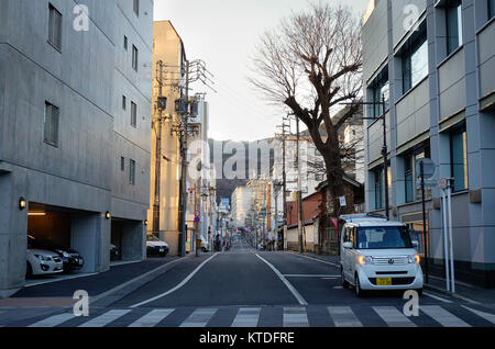 Nagano, Japan - Dec 29, 2015. Main Street in der Altstadt in der Dämmerung in Nagano, Japan. Nagano als Tempel der Stadt um Zenkoji, einer von Japan am höchsten entwickelten Stockfoto