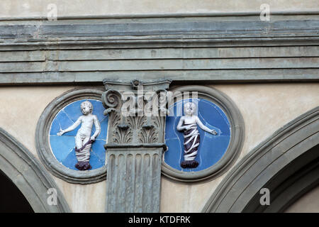 Piazza della Santissima Annunziata in Florenz. Ospedale degli Innocenti. Keramik Tondo von Andrea della Robbia Stockfoto