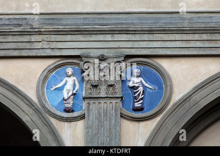 Piazza della Santissima Annunziata in Florenz. Ospedale degli Innocenti. Keramik Tondo von Andrea della Robbia Stockfoto