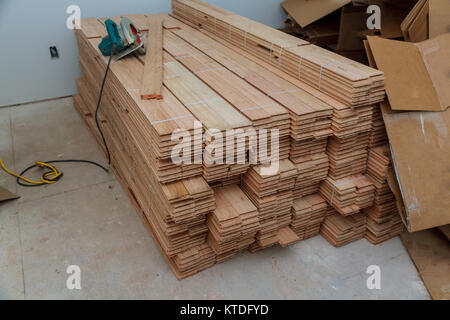 Sie umarbeitungen. Gesägt. Eine Zeichnung machen. Sägemehl von einem Baum. Erstellen von Tools. Elektrische Säge auf Holz, in Bearbeitung Stockfoto