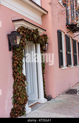 Traditionelle low country style magnolia Blatt Weihnachten roping schmückt ein historisches Haus entlang der Batterie in Charleston, SC. Stockfoto