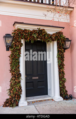 Traditionelle low country style magnolia Blatt Weihnachten roping schmückt ein historisches Haus entlang der Batterie in Charleston, SC. Stockfoto