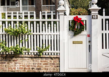 Ein Garten Garten Tor mit einem weihnachtlichen Kranz auf einem historischen Haus am Legare Straße in Charleston, SC eingerichtet. Stockfoto