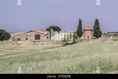 Val D'orcia - 31. Mai: Ansicht des Vitaleta Kapelle (rechts), nicht weit entfernt von der Stadt Pienza, im schönen Val d'Orcia, Toskana, Italien, o Stockfoto