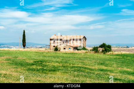 Toskana - 1. JUNI: ein Bauernhaus in den Hügeln der Val d'Orcia, Toskana, Italien, Juni 1,2017. Stockfoto