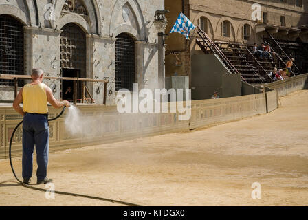 SIENA - Juni 28: Ein unbekannter Mann in Piazza del Campo, während des Rennens das Feld bereitet für den Palio, Siena, Italien Juni, auf 28.2007. Stockfoto