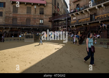 SIENA - Juni 28: Nicht identifizierte Personen in Piazza del Campo auf dem Feld der Palio, Siena, Italien Juni, auf 28.2007. Stockfoto