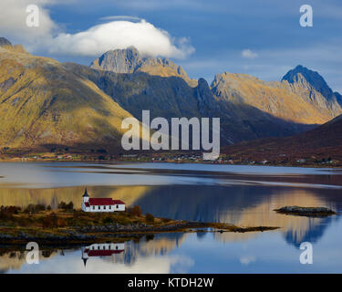 Kirche, in Sildpollen Austnes - fjorden, die Lofoten, vagen, Nordland, Norwegen wider Stockfoto