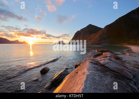 Haukland Strand, Vestvagoy, Lofoten, Nordland, Norwegen bei Sonnenuntergang Stockfoto