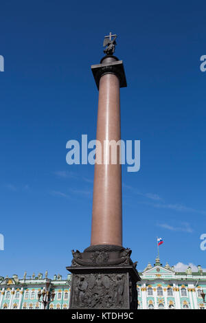 Alexander Spalte auf dem Schlossplatz, Eremitage (Hintergrund), St Petersburg, UNESCO-Weltkulturerbe, Russland Stockfoto