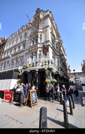 Der Red Lion Pub Parliament Street, Westminster, London, Großbritannien, mit Trinkern, die draußen auf der Straße trinken. Gasthaus Stockfoto