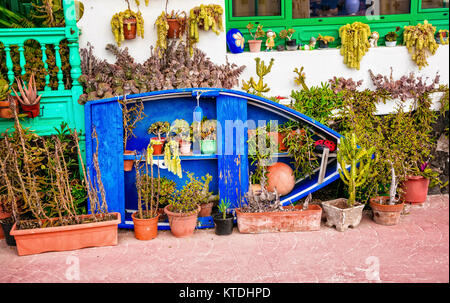 Traditionelles Fischerboot mit Blumenschmuck in Punta Mujeres Dorf, Lanzarote, Kanaren, Spanien. Stockfoto