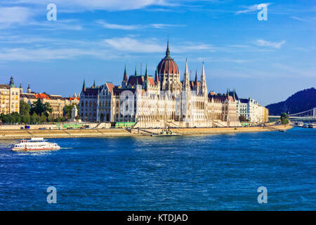 Beeindruckende Budapest Stadt über Sonnenuntergang, Ansicht mit Parlament und Donau, Ungarn. Stockfoto