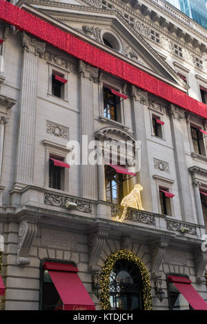 Cartier Herrenhaus mit festlichen Dekorationen auf der Fifth Avenue, New York, USA Stockfoto