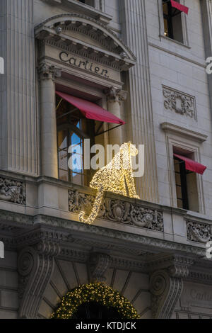 Cartier Herrenhaus mit festlichen Dekorationen auf der Fifth Avenue, New York, USA Stockfoto