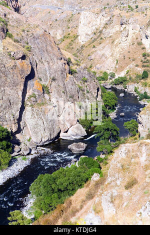 Berglandschaft mit einem Fluss, der fließt durch die Schlucht. Georgien. Stockfoto