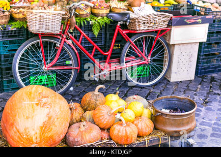 Bunten Obstmarkt, Ansicht mit alten Fahrrad. Stockfoto
