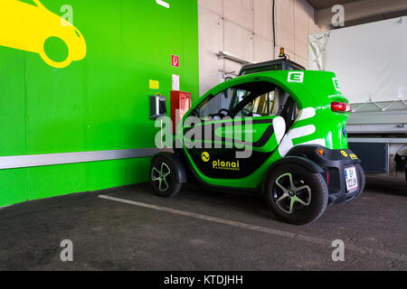 SCHLADMING, Österreich - 15 August: Renault Twizy electric city Auto steht an Energie Steiermark charching Station Stockfoto