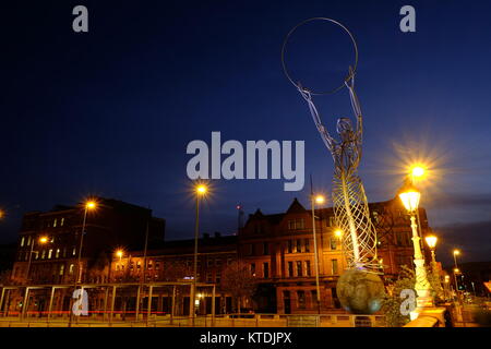 Die Leuchtfeuer der Hoffnung Statue in der Nacht in der Hauptstadt von Nordirland, Belfast Stockfoto